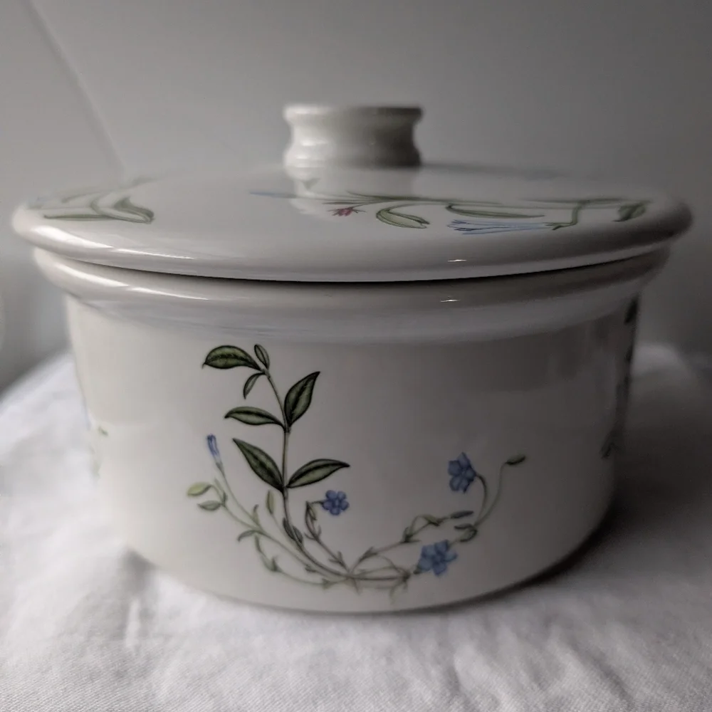 Portmeirion Queen's Hidden Garden Periwinkle Blue Floral Casserole Pot & Cover - Picture 4 of 14